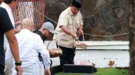 Capres nomor urut 2, Prabowo Subianto berziarah ke makam sang ayah, Soemitro Djojohadikoesoemo di TPU Karet Bivak. (Dok. Tim Media Prabowo)