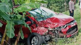 Diduga mengemudi dalam kondisi mengantuk, sebuah mobil tergelincir masuk parit. (Dok. Fin)