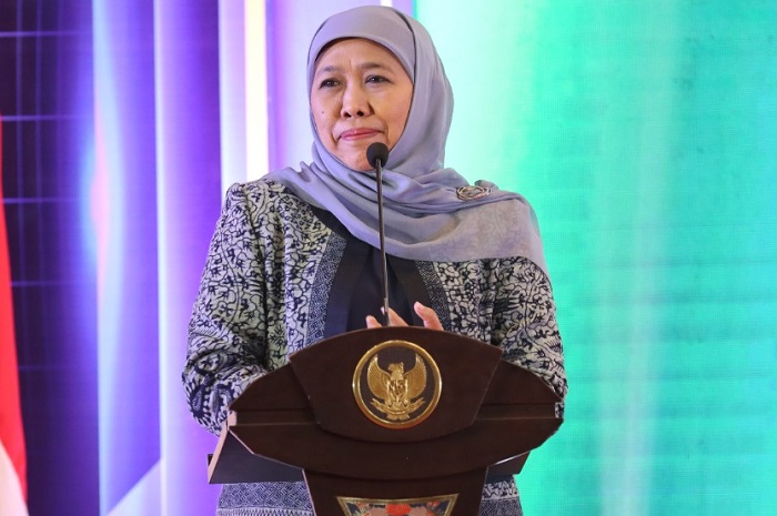 Khofifah Indar Parawansa saat memberi pidato, di tengah sorotan publik atas mangkirnya dari pemeriksaan KPK. (Dok. kominfo.jatimprov.go.id) 
