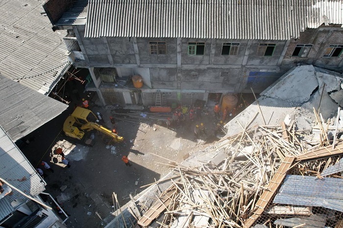 1. Tim SAR menggunakan alat berat mengevakuasi korban reruntuhan Ponpes Al Khoziny Sidoarjo. (Dok. Bnpb)