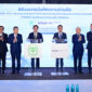 Dr Teerapon Tanomsakyut (centre, left) and Professor Xiaojun Zhang (centre, right) sign the Memorandum of Understanding