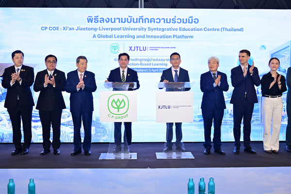 Dr Teerapon Tanomsakyut (centre, left) and Professor Xiaojun Zhang (centre, right) sign the Memorandum of Understanding